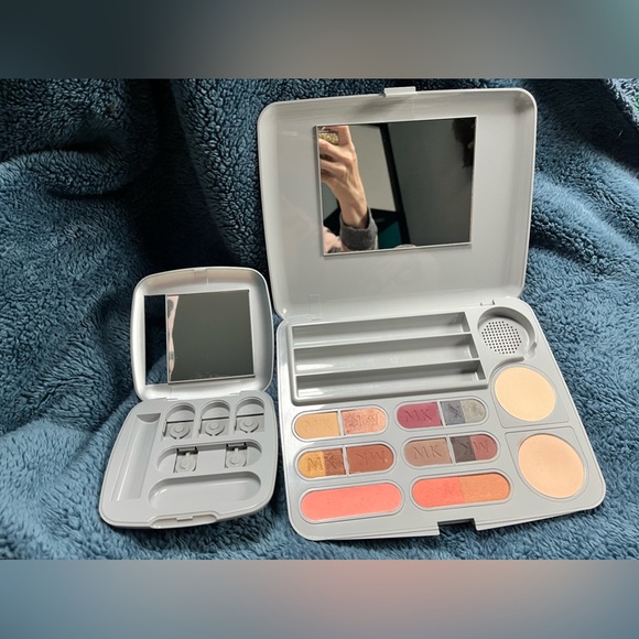 GUC Mary Kay Signature Refillable Compact Set (1 large FILLED & 1 medium EMPTY) - Picture 7 of 11